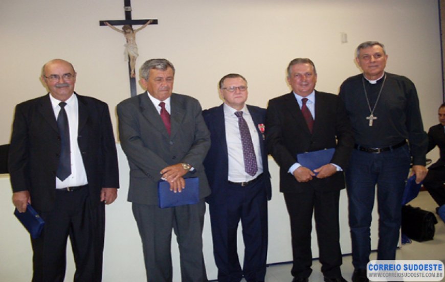 Reitor do Unifeg é homenageado com a Medalha Desembargador Hélio Costa