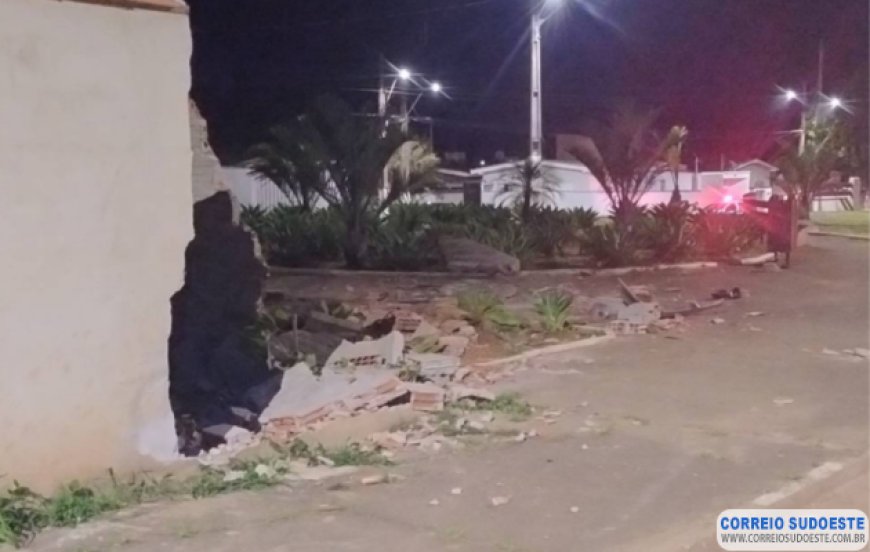 Motorista atende celular e colide veículo com muro