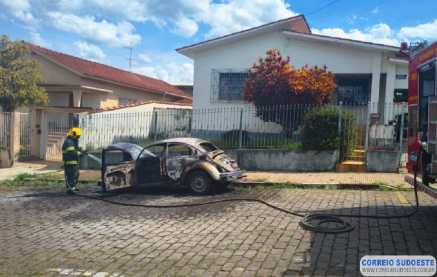 Incêndio em Fusca mobiliza Corpo de Bombeiros no centro de Guaxupé
