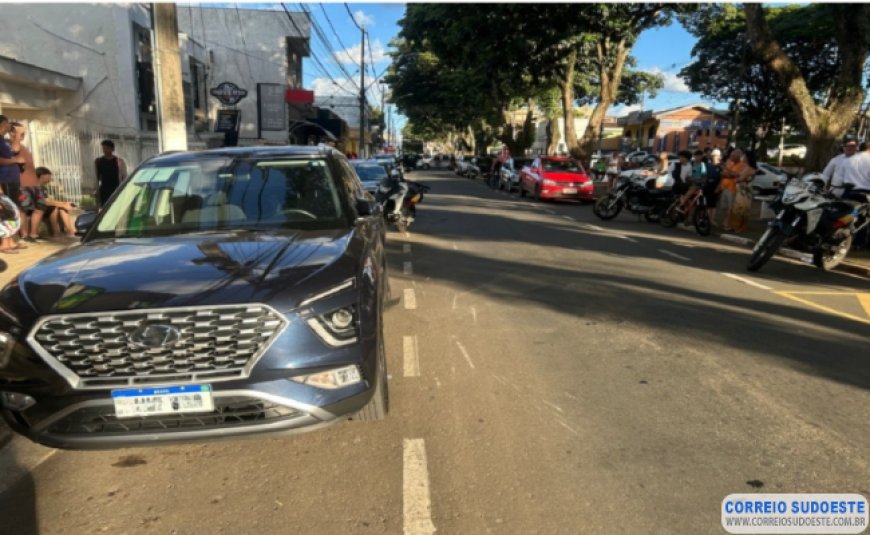Acidente na Grande Avenida envolve moto e carros estacionados