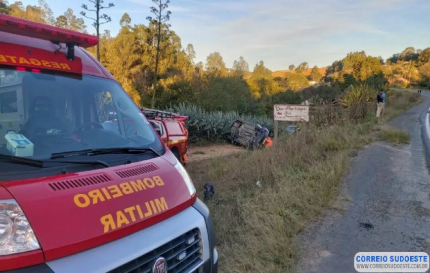 Corolla é ‘atropelado’ na rodovia e acaba capotando