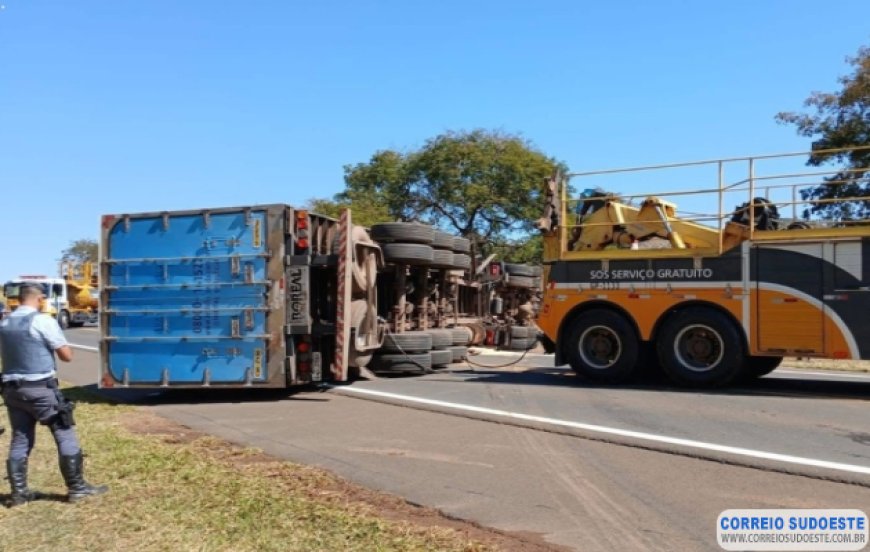Carreta que saiu de Guaxupé transportando leite tomba na rodovia