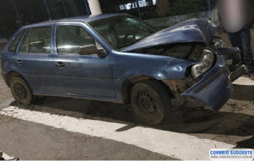 Condutor embriagado colide com árvore e é preso em flagrante