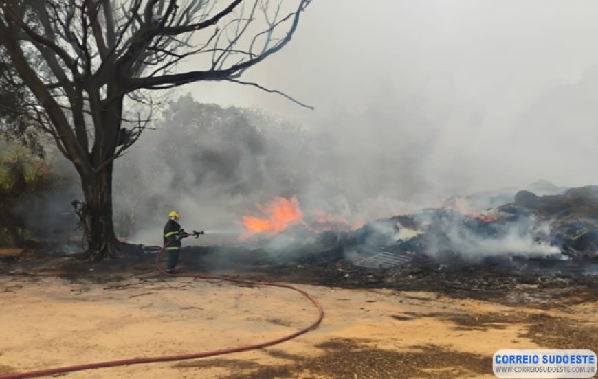Bombeiros combatem incêndio em alambique