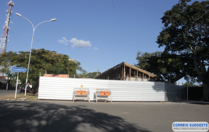 VEREADOR COMENTA AS OBRAS INACABADAS