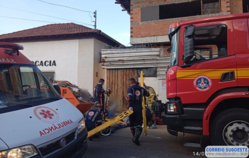 Elevador despenca com funcionários em Alfenas