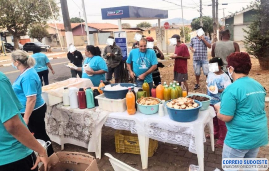 Voluntários fazem pedido de alimentos para Café Solidário