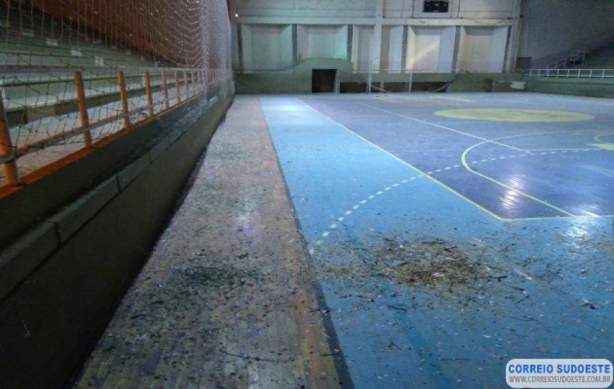 Usuários do Poliesportivo reclamam das más condições do local
