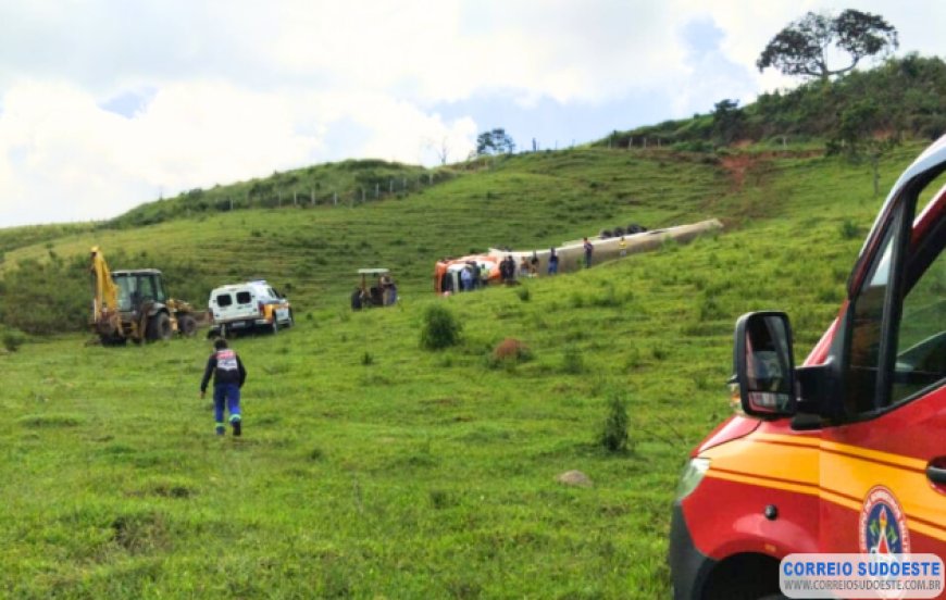 Caminhão despenca em ribanceira e motorista morre em Extrema