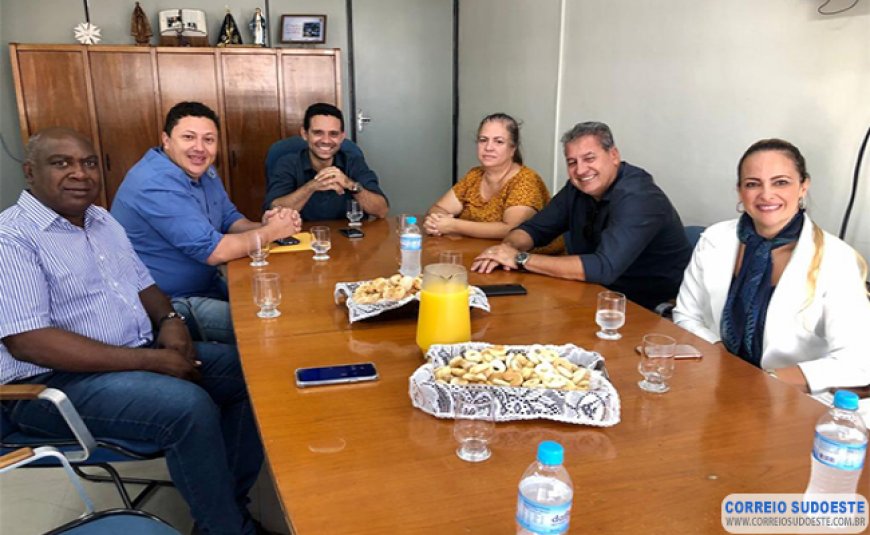 Presidente da Câmara de Alpinópolis leva moção de aplausos à prefeito de Passos