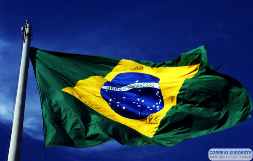 Comissão torna obrigatório juramento diário à bandeira do Brasil no ensino médio e fundamental