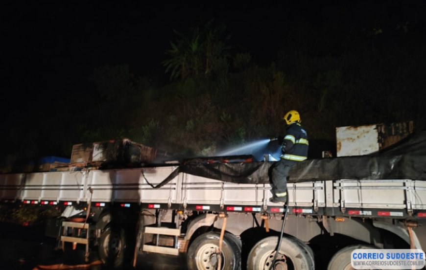 Bombeiros de Guaxupé combatem incêndio em carreta na BR-491
