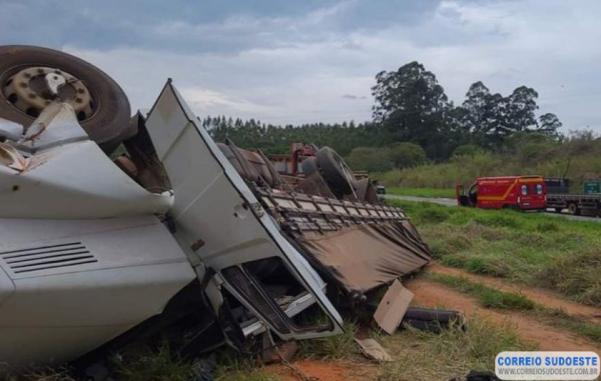 Caminhão capota em rodovia
